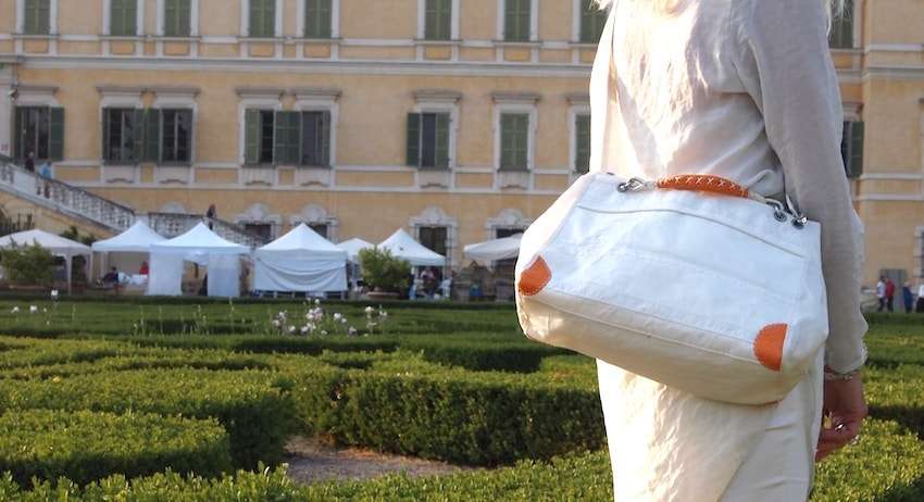 Elegante e raffinato bauletto in vela. Relations de voyages sailbags