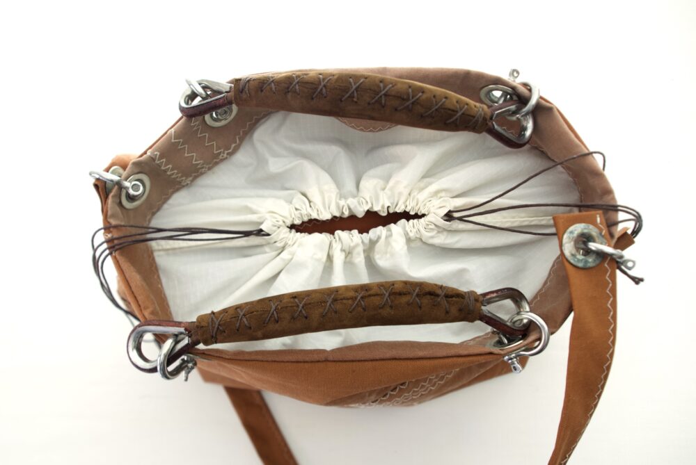 chiusura in spinnaker con cordino scorrevole