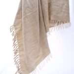 stola con frange in canapa e sorona, tessuti naturali innovativi