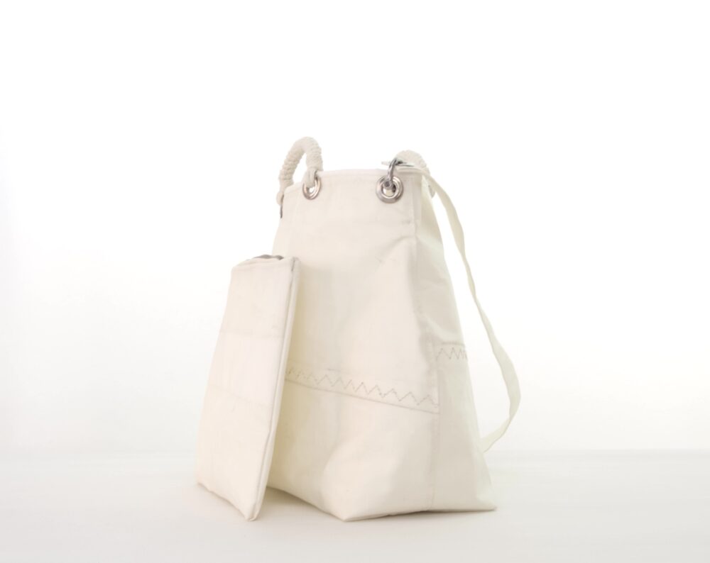La shopping ha una pochette con moschettone