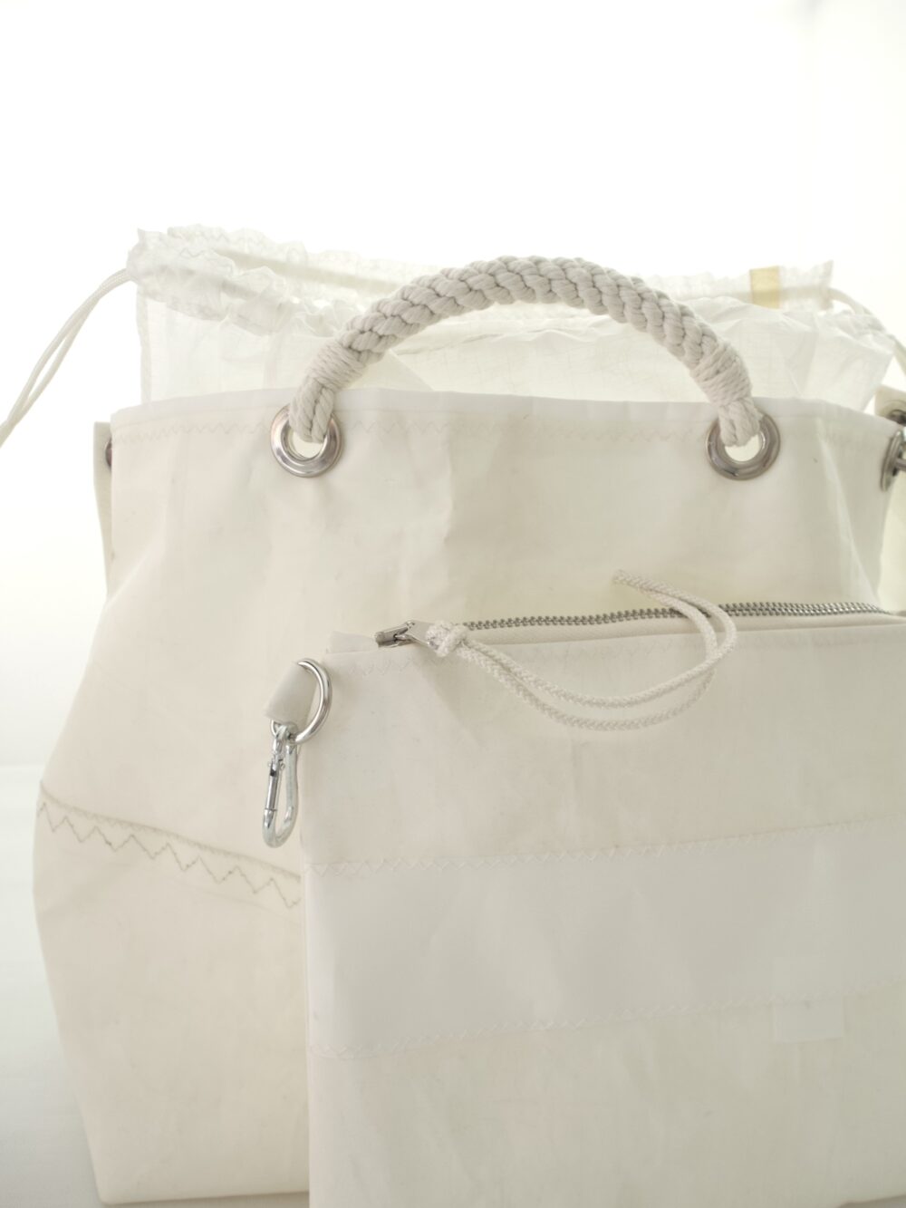 Shopping bianca con pochette staccabile e chiusura con cordino scorrevole