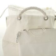 Shopping bianca con pochette staccabile e chiusura con cordino scorrevole