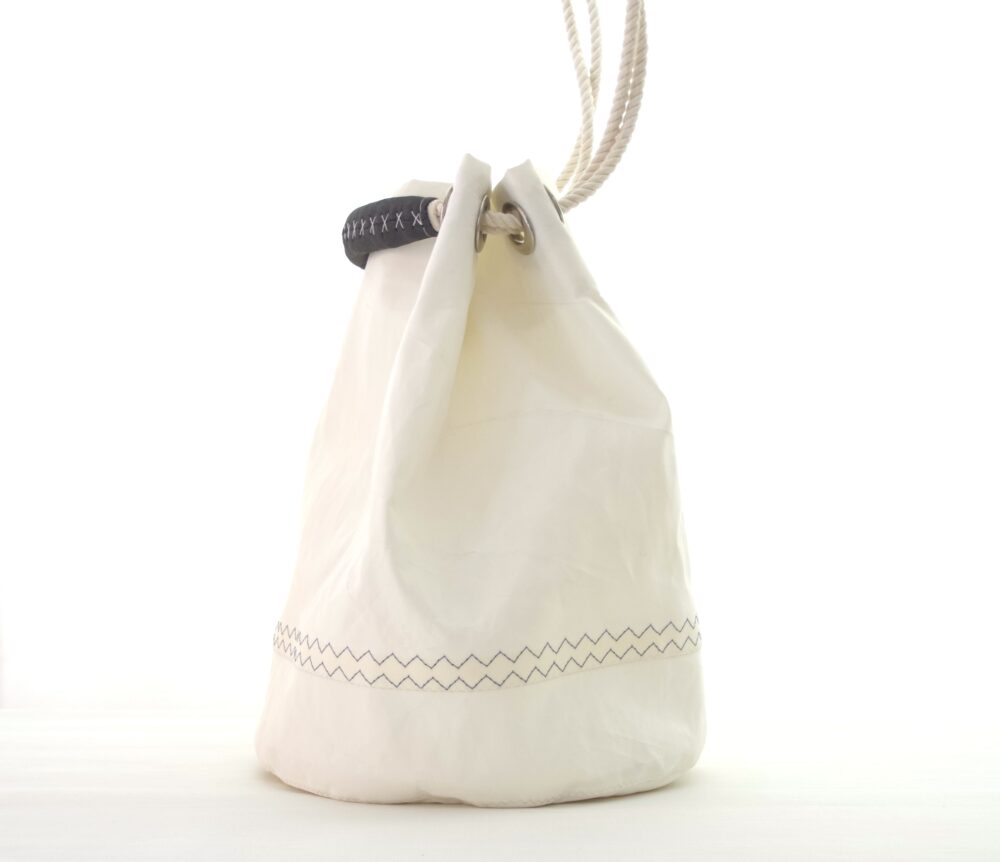 Sacca "Paiolo" in vela bianca con cuciture originali blu