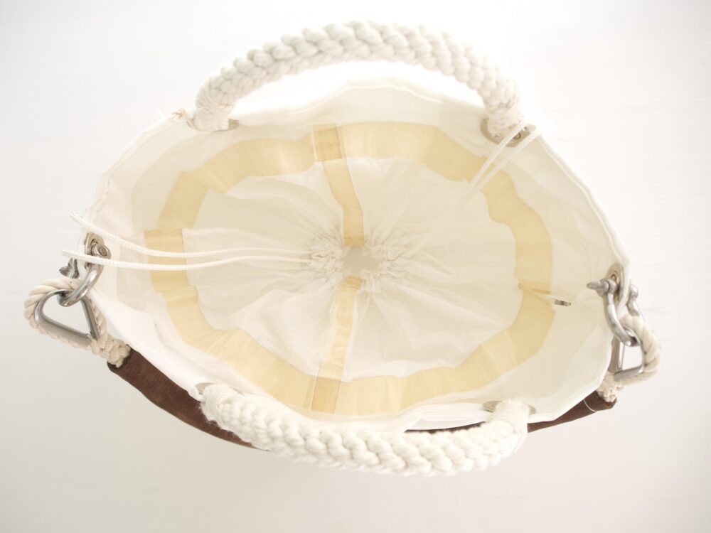 La borssaha una chiusura in spinnaker con drizza scorrevole